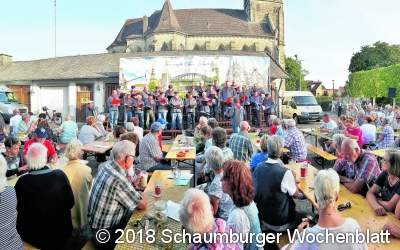 Vereinigte Chöre und Besucher bringen Stimmung beim Hafenfest zum Kochen