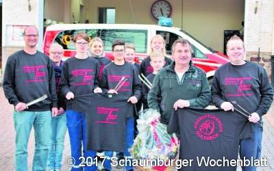 Neue Pullis für Jugendfeurwehr