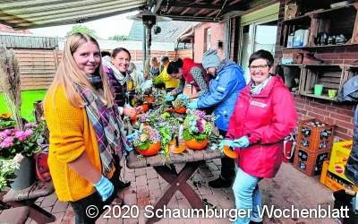 Landfrauen verzieren
Kürbisse
