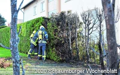 Heckenbrand
beschädigt Haus