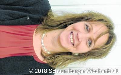 Der Frau folgt eine Frau