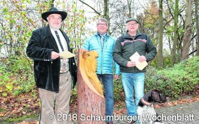 Specht-Skulptur und heiße Wildbratwurst