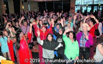 Unter Frauen tanzen, singen und lachen