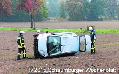 Auto überschlägt sich und landet auf einem Acker