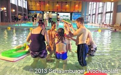 Feuerwehr richtet einen Schwimmwettbewerb aus
