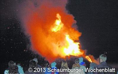 Osterfeuer trotzen Väterchen Frosts eisigen Störversuchen
