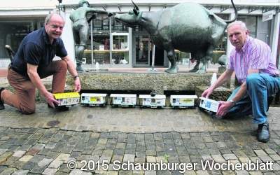 Werbewaggons zuckeln um den Kuhbrunnen