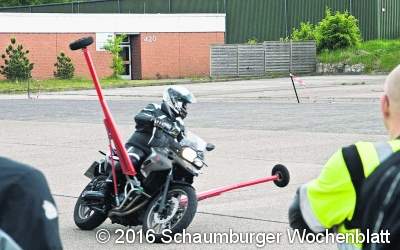 Biker trainieren in Augustdorf die Schräglage