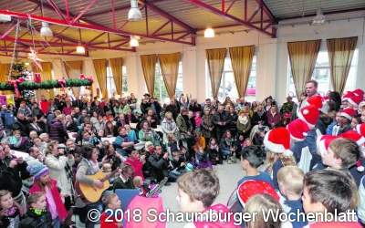 Ein großer Chor singt zum Auftakt