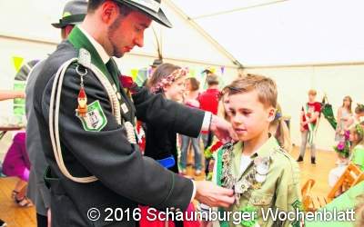 Königspaar fährt in der Kutsche