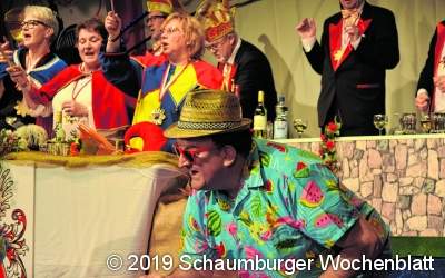Zelt und Mehrzweckhalle als Interimslösung