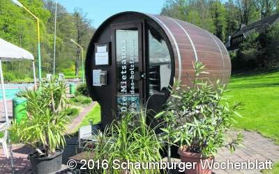 Die Schwimmer ziehen schon Bahn um Bahn