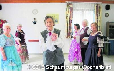 Erbsensuppe im Sommer servieren