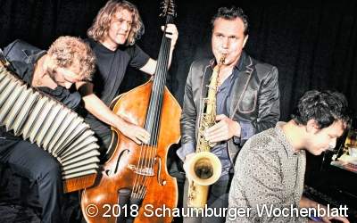 Flüge über schillernde Landschaften mit einigen riskanten Höhenflügen Weltmusik von 