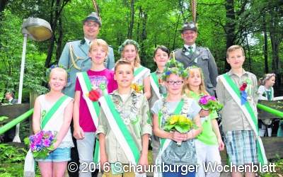 Königspaar fährt in der Kutsche