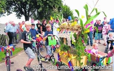 Bunter Bollerwagen rollt durch Riepen