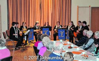 Kaffeetafel mit Musik und Kerzenschein