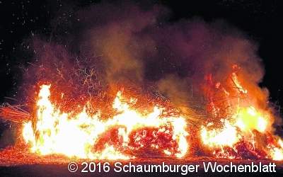Landjugend brennt das Traditionsosterfeuer ab