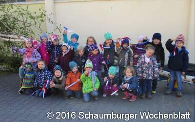 Füchse schmücken Maibaum