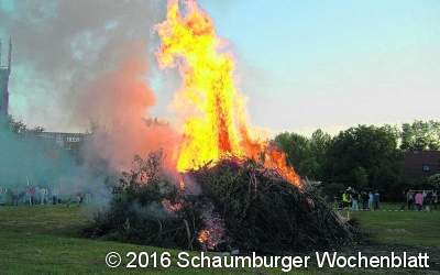 Osterfeuer lodern bei den Feuerwehren