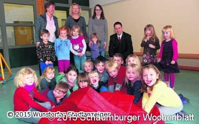 Kinder freuen sich über ein neues Sonnensegel