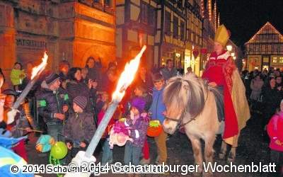 Begleitet von Fackeln geht es durch die Stadt