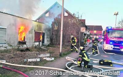 Leerstehende Wohnungen in ehemaliger Garage brennen