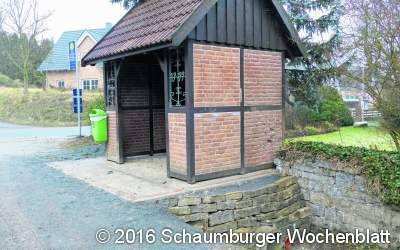 Nun hat das Buswartehaus endlich einen neuen Platz