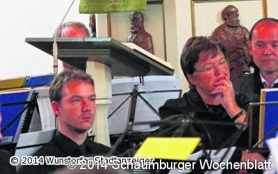 Großes Blasorchester füllt den Kirchenraum