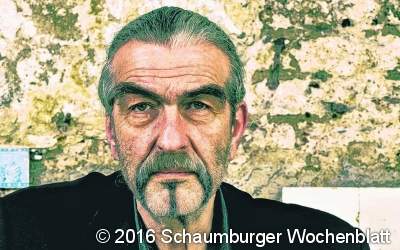 Einer der Blues-Stars des Landes betritt die Bühne