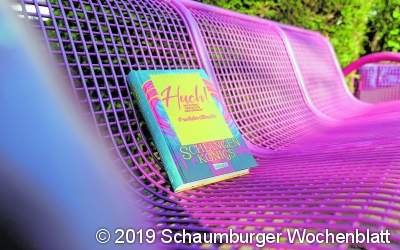 Bücher liegen an ungewöhnlichen Orten