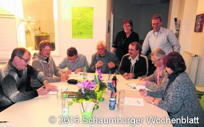 Unterschriften unter Gruppenvereinbarung sind trocken