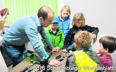 ﻿Kinder besichtigen Recycling-Unternehmen