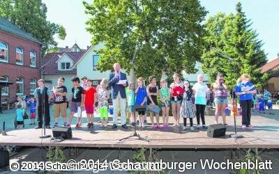 Kinder feiern internationales Schulfest