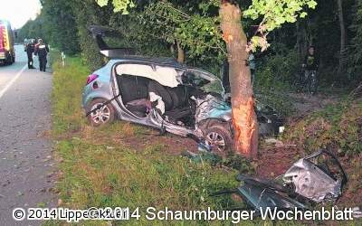 Opel prallte gegen Baum