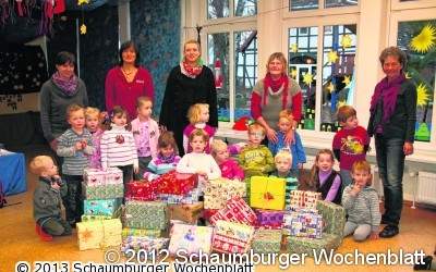 Kleine Kinder sammeln für die Umsonst-Boutique