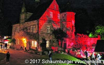 Gäste genießen stimmungsvolle Atmosphäre