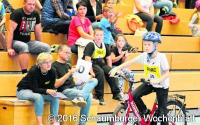 Selbst in der Halle trägt man Helm