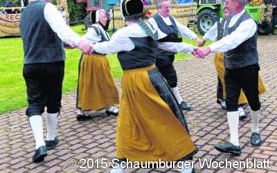 Bunte Parade mit Umzug und flotten Tänzen