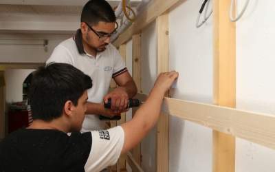 Die Jugendlichen packen beim Umbau mit an