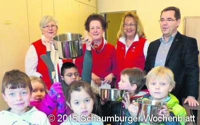 Töpfe und Schüsseln für die kleinen Köche