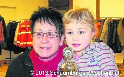 Vierjährige Schwimmerin mit Pokal geehrt