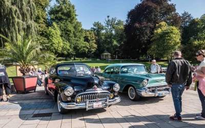 Oldtimer rollen in den Kurpark