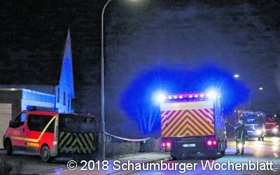 Feuerwehr löscht Brand an Gebäude