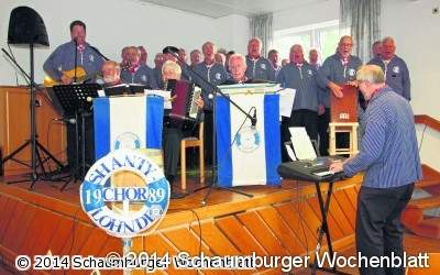 Matjesfans schunkeln mit dem Shanty-Chor