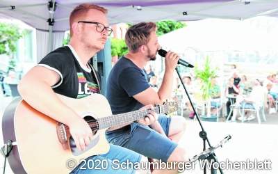 Gäste genießen stimmungsvollen
Hochsommerabend mit Musik
