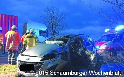 Fahrer in Auto eingeklemmt