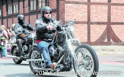 400 Motorräder parken in der Fußgängerzone