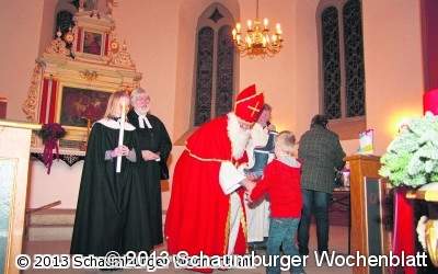 Den gefüllten Nikolausstiefel persönlich entgegen genommen