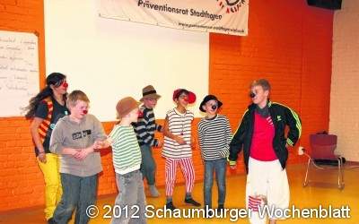 Kleine Clowns singen, klettern und tanzen gegen Gewalt im Alltag